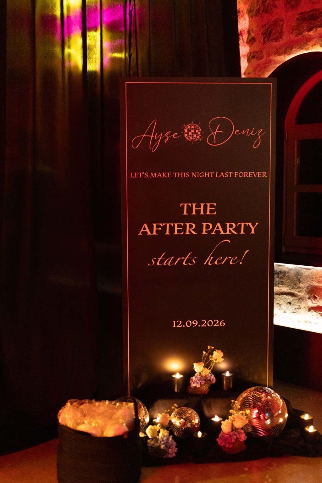 Ayşe & Deniz — Mumlarla aydınlatılmış after party tabelası