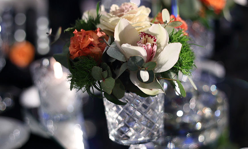 Masa çiçek süsleme