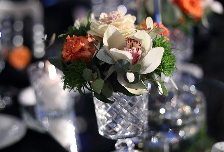 Masa çiçek süsleme