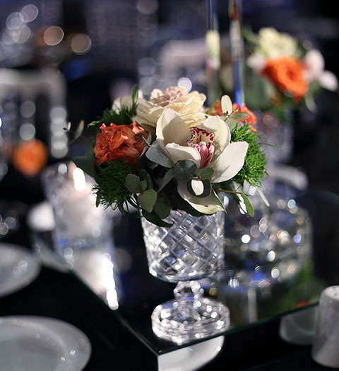 Masa çiçek süsleme